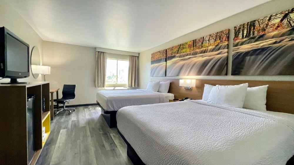 Queen Room with Two Queen Beds - Non-Smoking interior