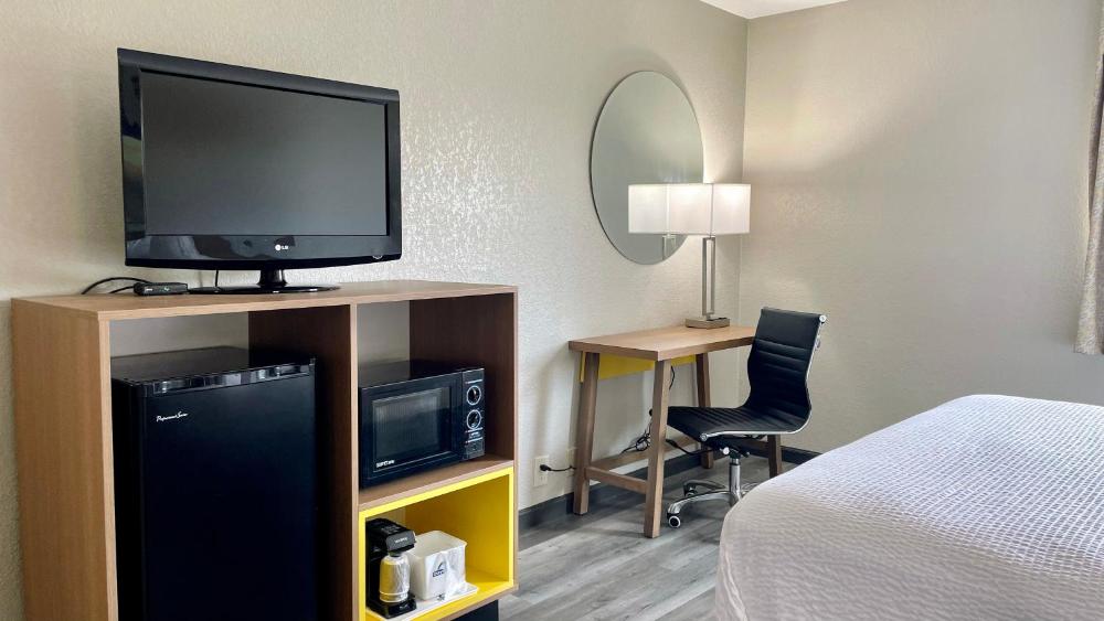 King Room - Non-Smoking interior